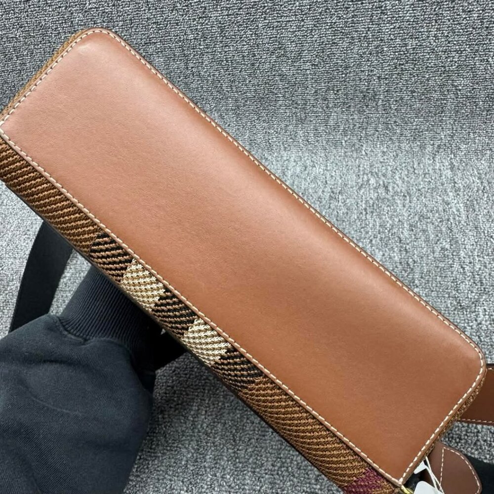 Burberry Leather Shoulder Bag 799-030325 - Picture 6 of 15